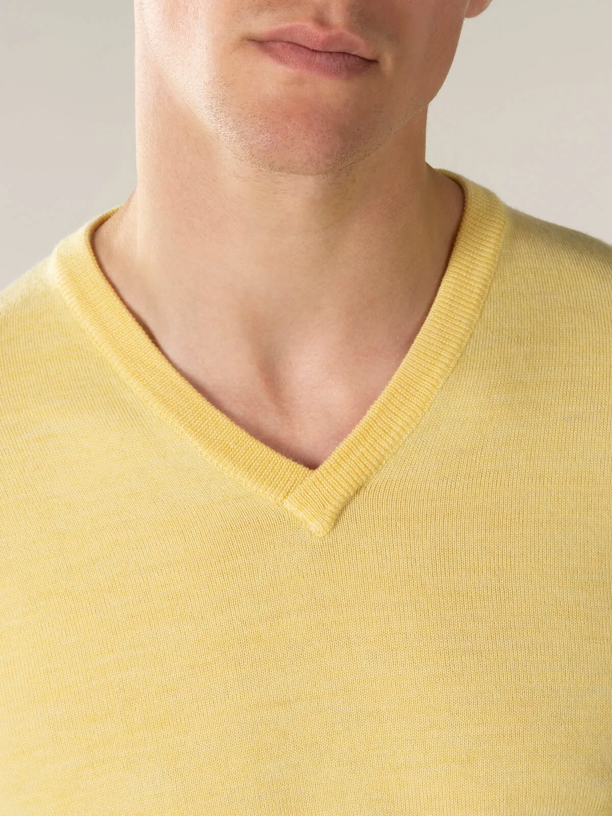 Extrafine Merino V-Neck Yellow