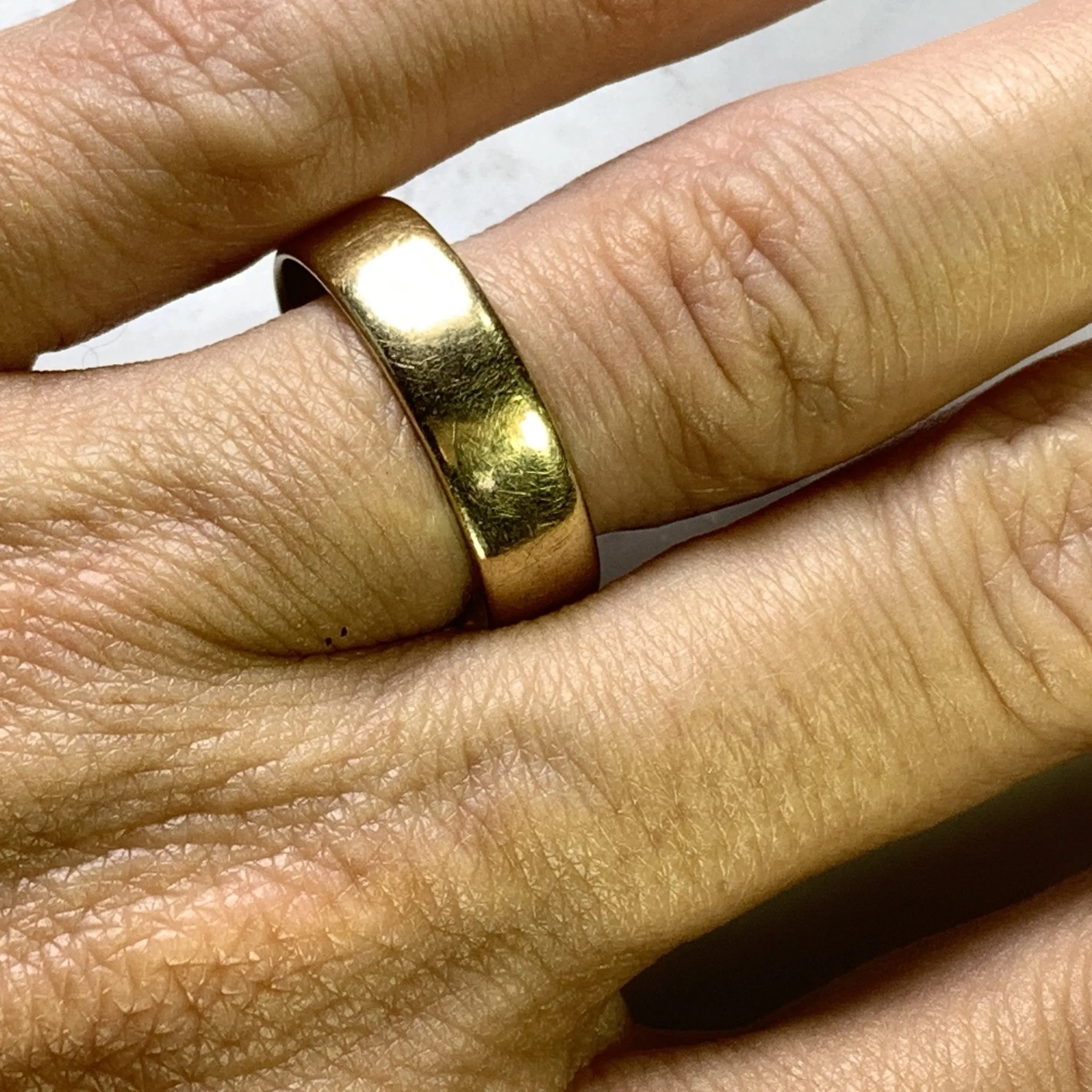 Vintage 1970s Men's Gold Wedding Band in Yellow Gold. Perfect Stacking or Thumb Ring.