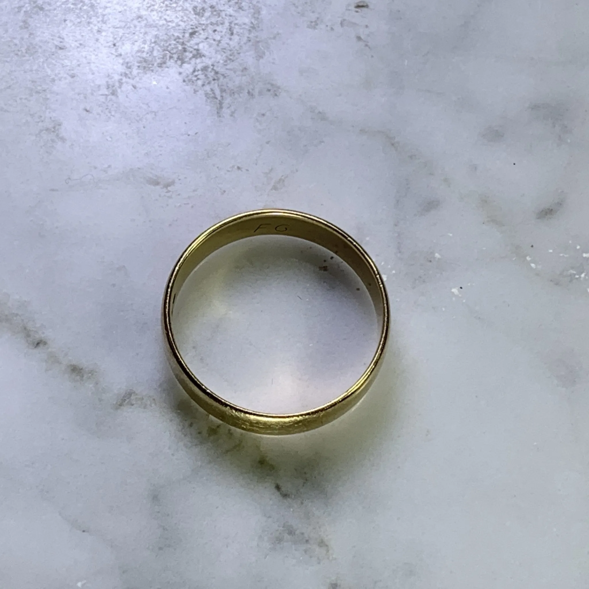 Vintage 1970s Men's Gold Wedding Band in Yellow Gold. Perfect Stacking or Thumb Ring.